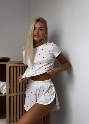 Милий домашній костюм / піжама з шортами та топом в сердечка
