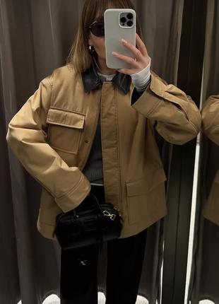 Классная бежевая куртка рабочего с утеплением и акцентным воротничком zara