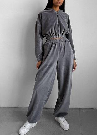 Стильний костюм з плюшевого велюра з штанами на кулісках та вкороченою кофтою на блискавці з капюшоном