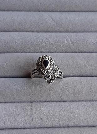 Красивое серебряное кольцо с ониксом и марказитами