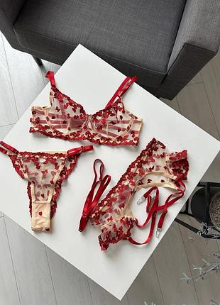 Ніжна та водночас яскрава білизна з м’якою чашечкою на кісточках. більше моделей у...