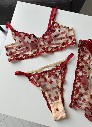 Ніжна та водночас яскрава білизна з м’якою чашечкою на кісточках. більше моделей у...