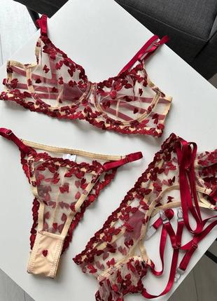 Ніжна та водночас яскрава білизна з м’якою чашечкою на кісточках. більше моделей у...