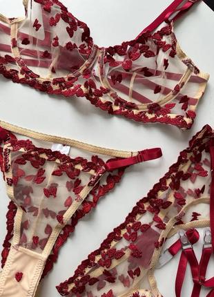 Ніжна та водночас яскрава білизна з м’якою чашечкою на кісточках. більше моделей у...