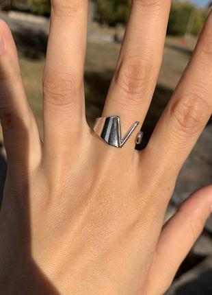 Каблочка с буквой v