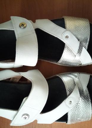 Босоножки белые с серебром натуральная кожа р 37 .5.удобная подошва ортопедическая