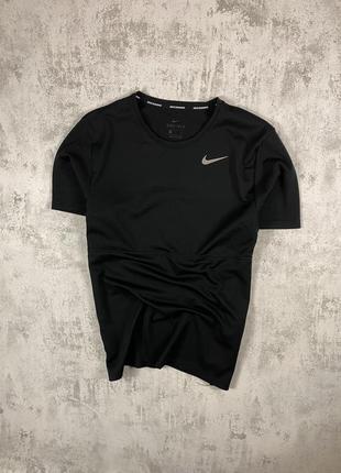 Черная футболка nike dri-fit с рефлективным лого – твой стиль в движении!