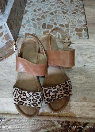 Шкіряні фірмові босоніжки