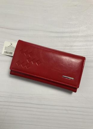 Элегантный красный кошелёк на кнопке1 фото
