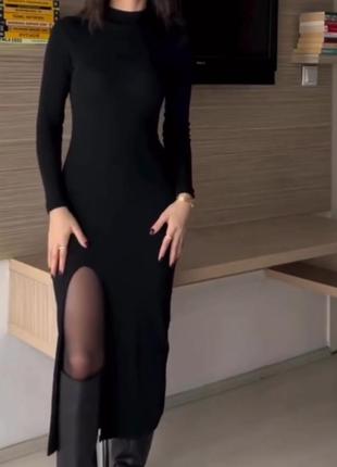 Сукня в щільний рубчик з розрізом по нозі