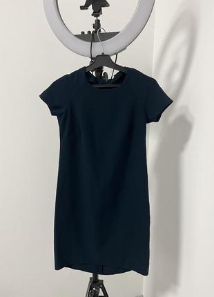 Платье изумрудного цвета бутылка ровного кроя