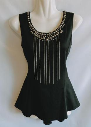 Нарядная блуза черная без рукавов с баской отделкой серебристыми бусинами и цепочками