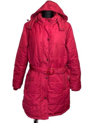 Красная куртка-пуховик с поясом и капюшоном