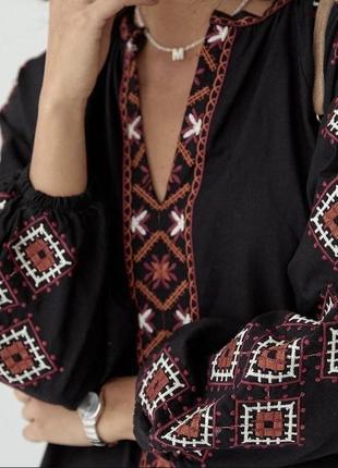 Платье вышитое