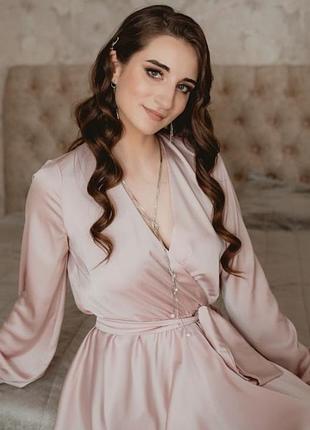 Ніжна, атласна сукня