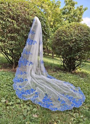 Длинная легкая фата-шлейф на свадьбу с вышивкой по краю (белая, айвори), на гребне одноярусная