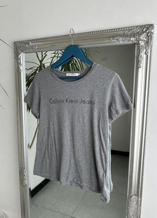 Футболка calvin klein сірого кольору