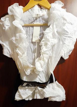 Нарядная белая блузка с рюшами и черным ремнем. размер м