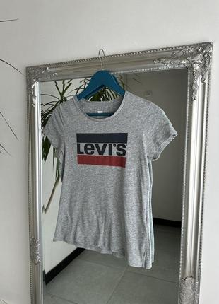 Футболка levi’s сірого кольору