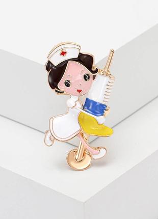 Брошь "медсестра с шприцом" в желто-голубых цветах