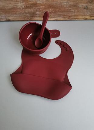 Набір дитячого посуду тарілка на присоску з ложкою та слинявчик у винному кольорі