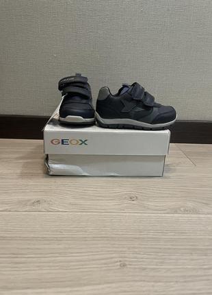 Нове дитяче взуття geox