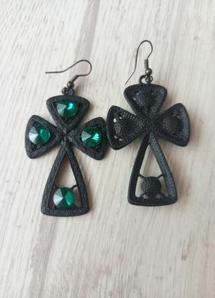 Очень стильные серьги кресты с зелеными камнями черный металл в отличном состоянии