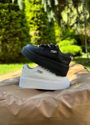 Кроссовки женские