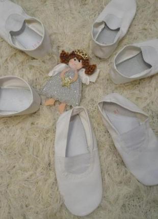 Белые чешки кожа