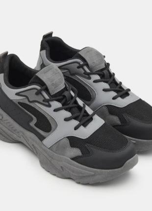 Сірі кросівки