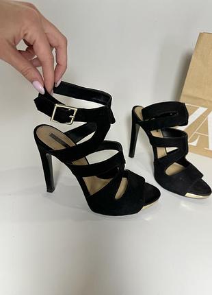 Босоніжки чорні