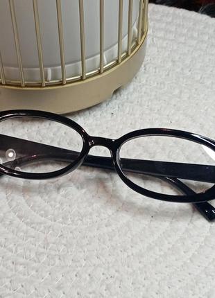 Очки с овальной оправой. аниме стиль