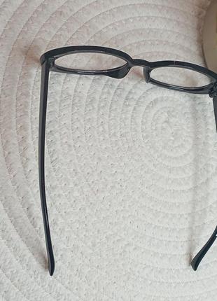 Очки с овальной оправой. аниме стиль