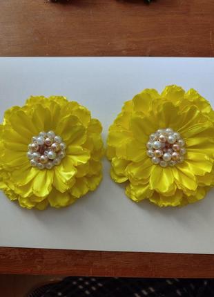 Яркие бантики на заколках