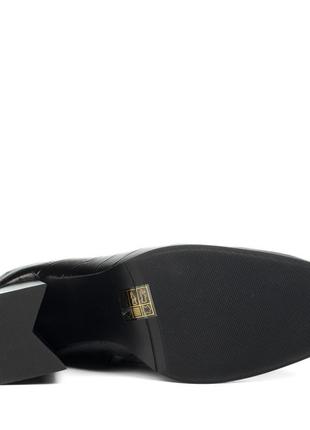 Жіночі чоботи чорні на стійкому квадратному високому каблуку з імітацією шкіри рептилії 1830б