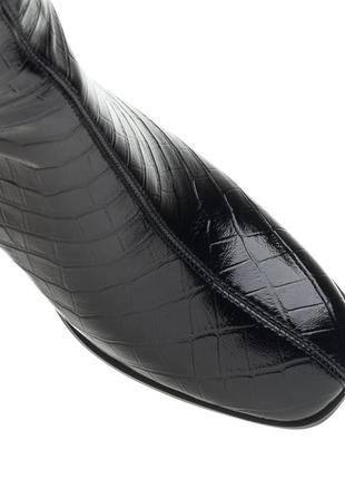 Жіночі чоботи чорні на стійкому квадратному високому каблуку з імітацією шкіри рептилії 1830б
