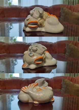 Статуэтка - вместитель котик с рыбкой.