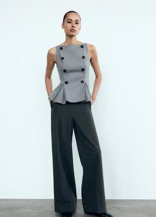 Топ із коміром човником і ґудзиками