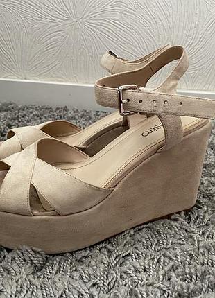 Босоніжки estro