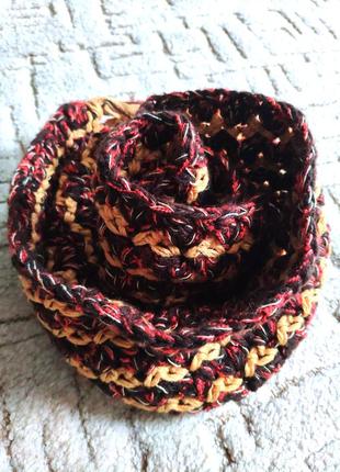 Красочный, вязаный, теплый длинный шарф с кисточками.