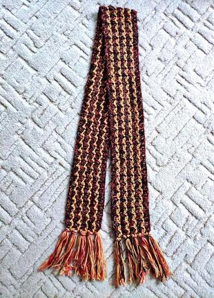 Барвистий, в'язаний, теплий довгий шарф з китицями.