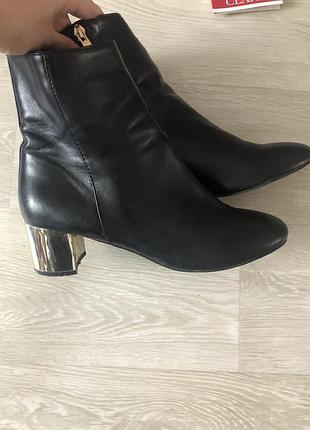 Стильные чёрные ботинки