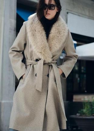 Пальто з лацканами та штучним хутром zara
