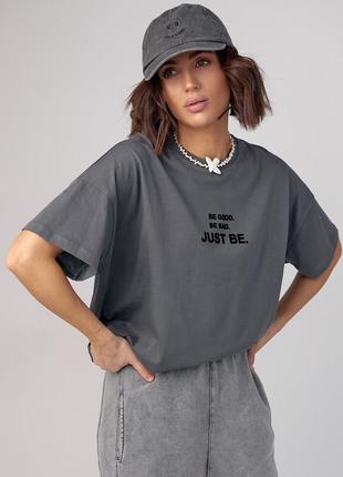 Жіноча футболка oversize з написом be good. be bad. just be — темно-сірий колір, s (є розміри)