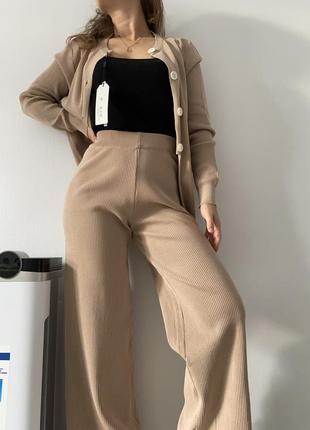 В наявності актуальні в’язанні костюми в рубчик на осінь