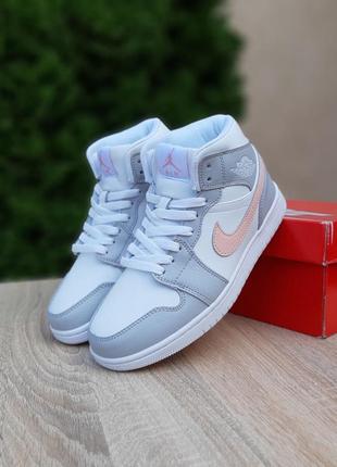 Женские качественные и стильные кроссовки air jordan 1 высокие белые с серым и пудрой