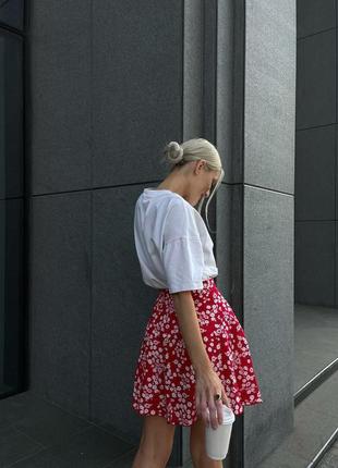 Юбка мини на запах с поясом с цветочным принтом юбка красная с рюшками короткая летняя трендовая стильная5 фото
