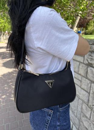 Нейлонова сумка в чорному кольорі стиль guess
