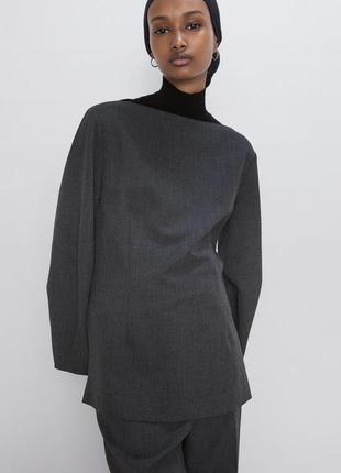 Щільна сіра блуза з костюмної тканини zara класична костюмна темно-сіра блузка з вирізом човник