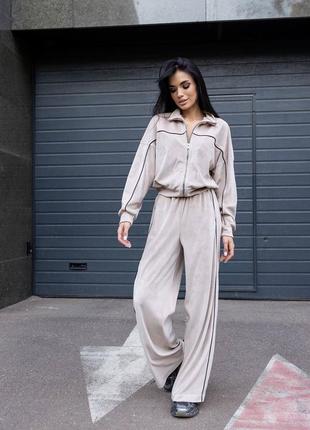 Велюровый костюм с брюками палаццо и кофтой на молнии